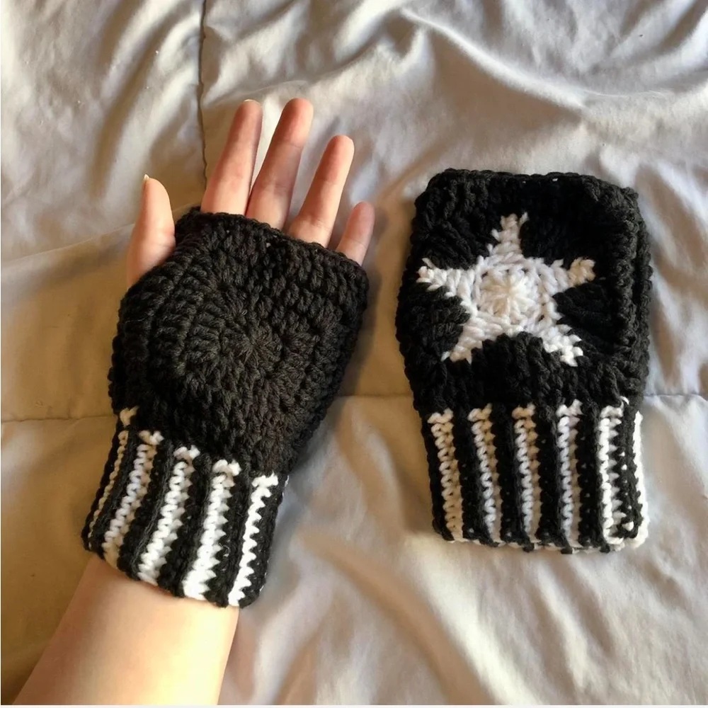 crochet black and white star fingerless gloves/handwarmers